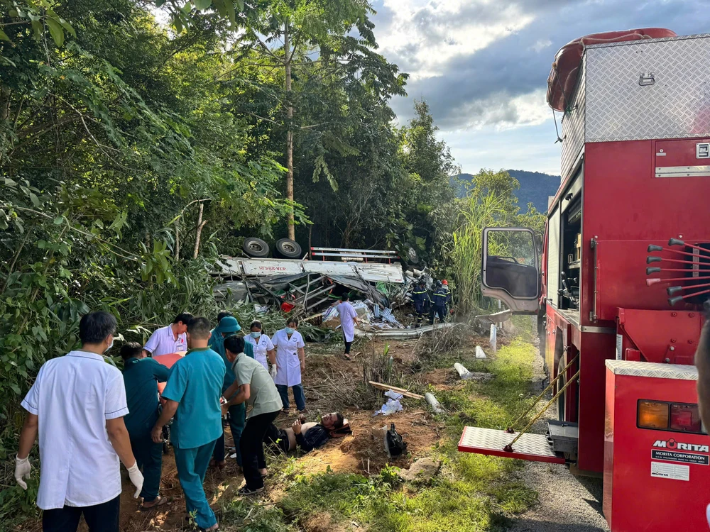 Lật xe tải trên đèo Ngọc Vin, 4 người thương vong