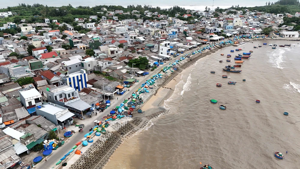 Xem cảnh ngư dân Quảng Ngãi ‘cưỡi sóng’, ra khơi mùa biển động