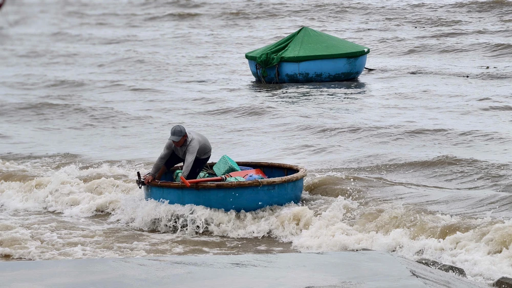 Xem cảnh ngư dân Quảng Ngãi ‘cưỡi sóng’, ra khơi mùa biển động