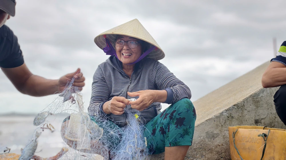 Xem cảnh ngư dân Quảng Ngãi ‘cưỡi sóng’, ra khơi mùa biển động