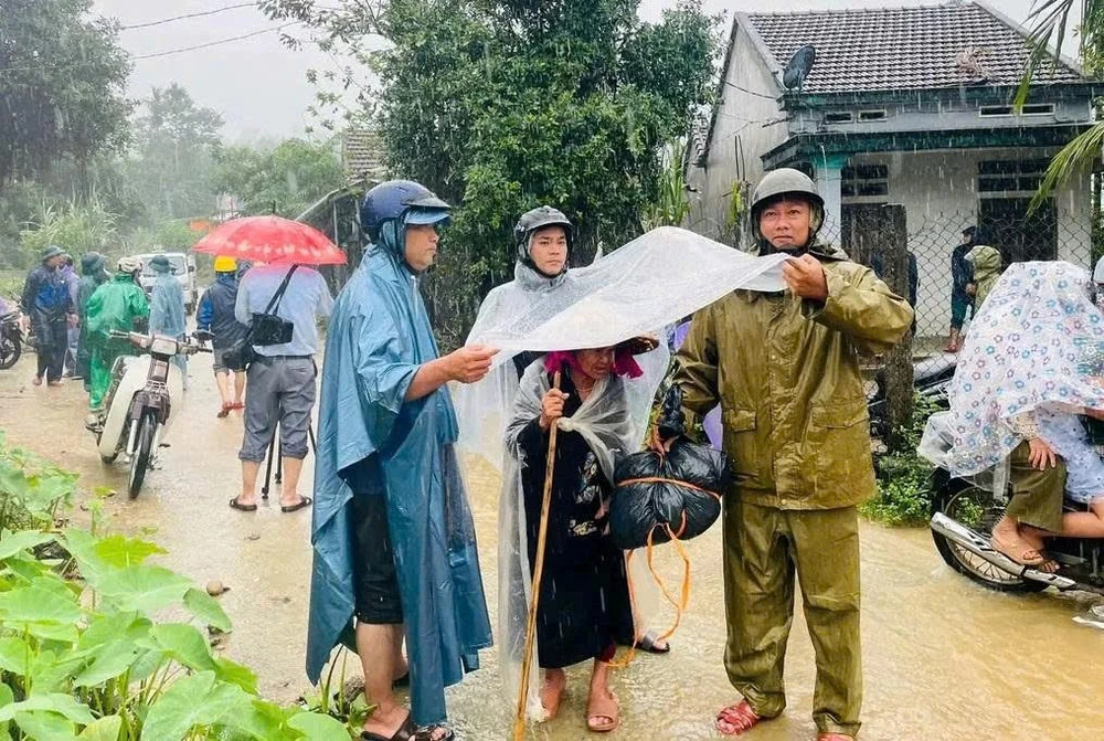 Cán bộ Quảng Ngãi thành 'đầu bếp’ lo bữa ăn cho dân rời làng tránh sạt lở