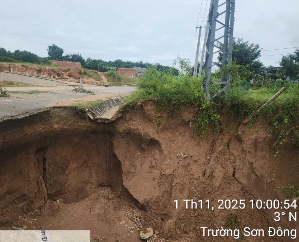 duong-ho-chi-minh-va-truong-son-dong-tan-tac-sau-mua-lon-nhieu-doan-bi-xoa-so (1).png