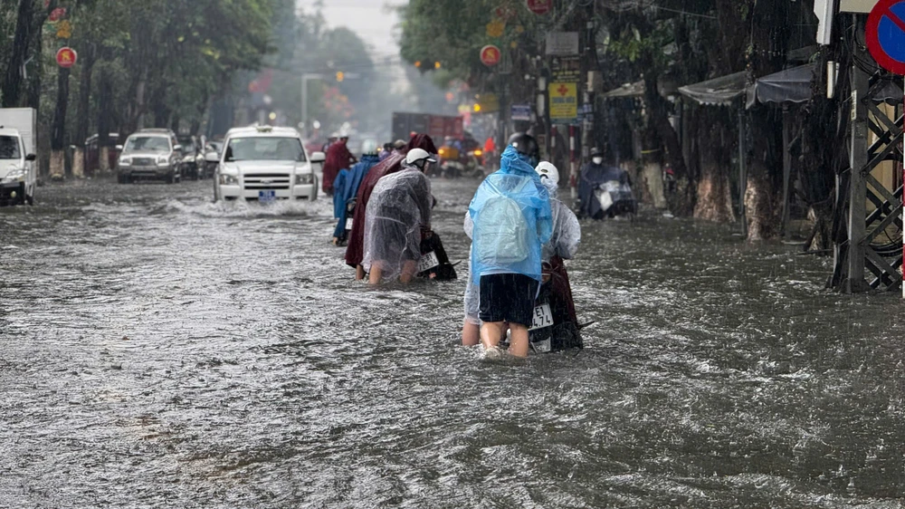 mua-trang-troi-trung-tam-quang-ngai-chim-sau-trong-nuoc (15).jpg