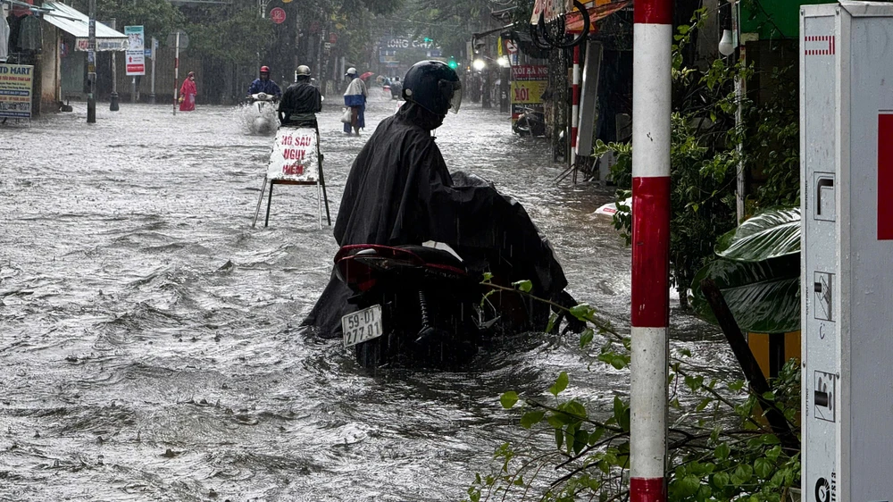 mua-trang-troi-trung-tam-quang-ngai-chim-sau-trong-nuoc (16).jpg