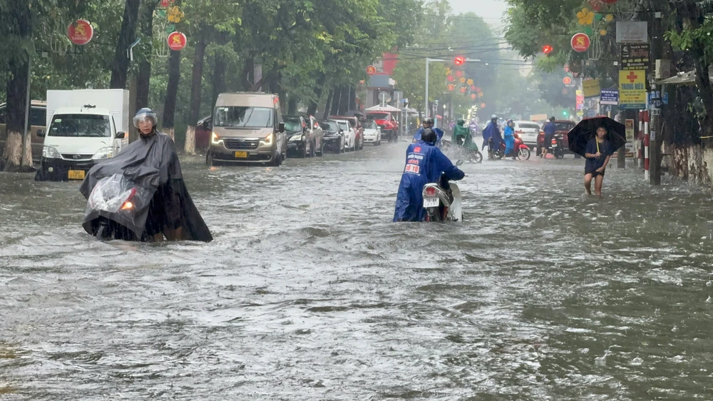 mua-trang-troi-trung-tam-quang-ngai-chim-sau-trong-nuoc (21).jpg