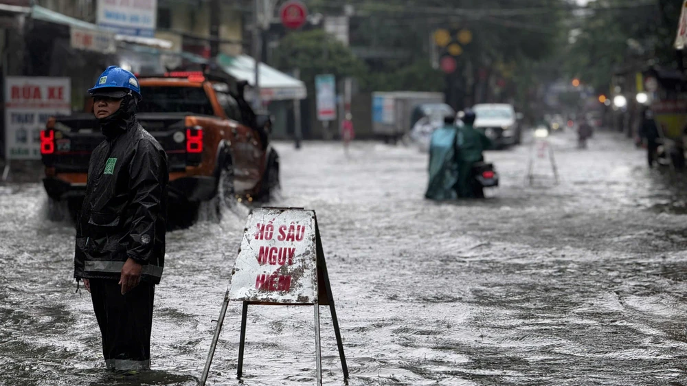 mua-trang-troi-trung-tam-quang-ngai-chim-sau-trong-nuoc (22).jpg
