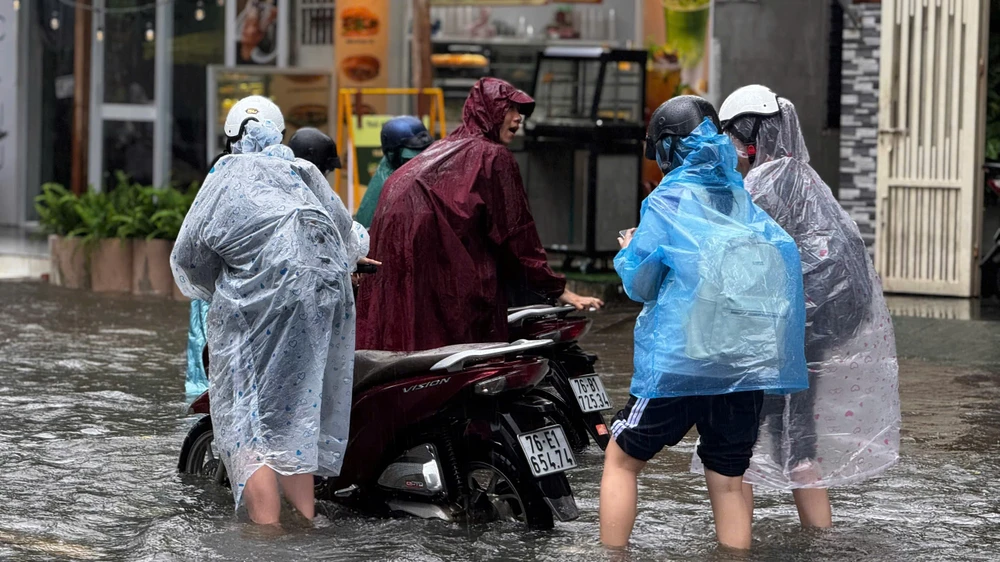 mua-trang-troi-trung-tam-quang-ngai-chim-sau-trong-nuoc (28).jpg