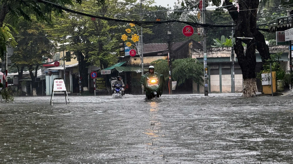 mua-trang-troi-trung-tam-quang-ngai-chim-sau-trong-nuoc (30).jpg