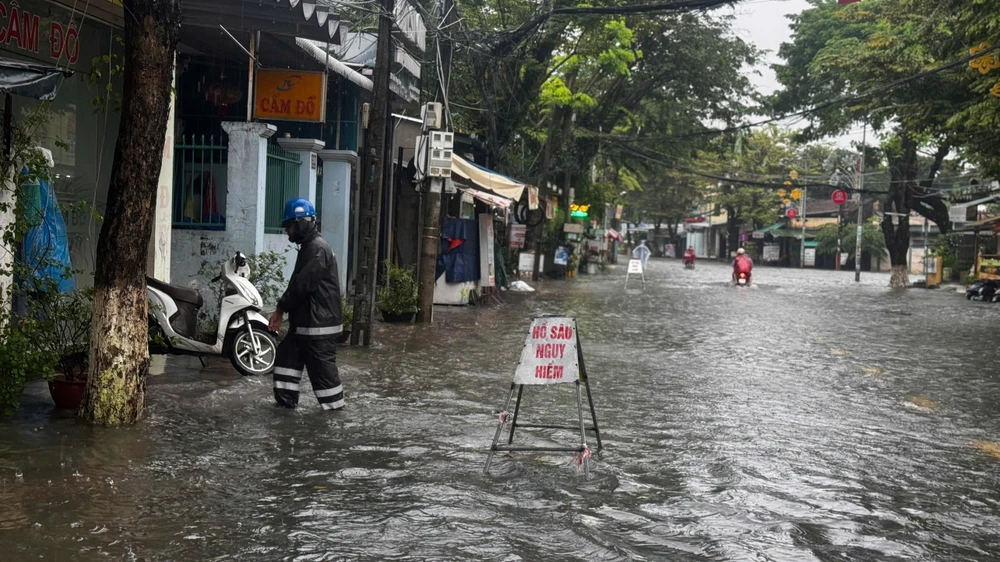 mua-trang-troi-trung-tam-quang-ngai-chim-sau-trong-nuoc (32).jpg