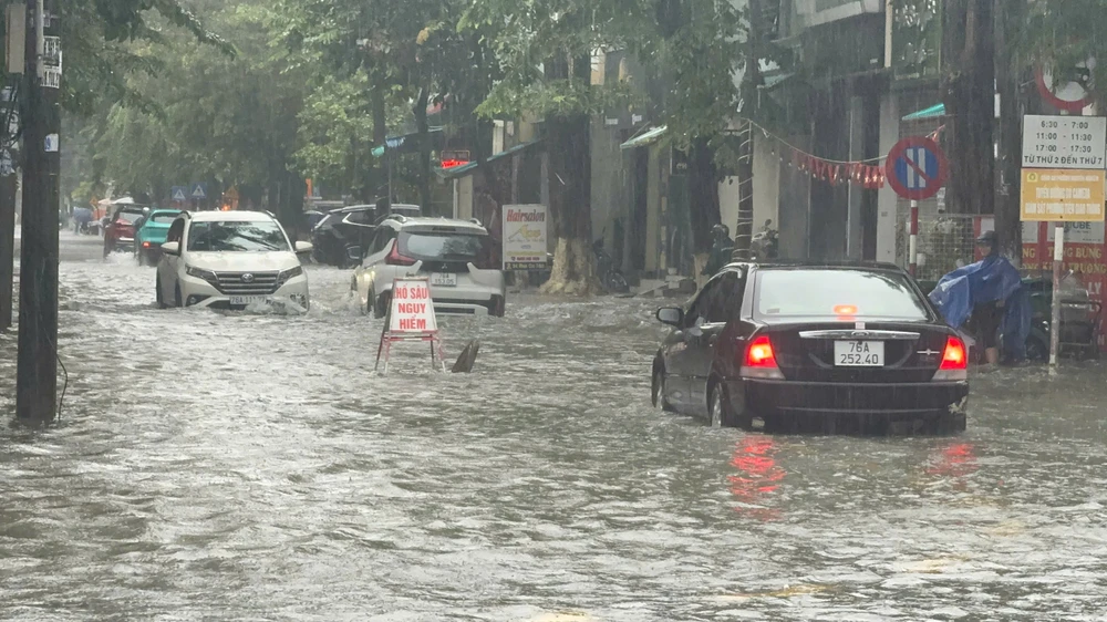 mua-trang-troi-trung-tam-quang-ngai-chim-sau-trong-nuoc (38).jpg