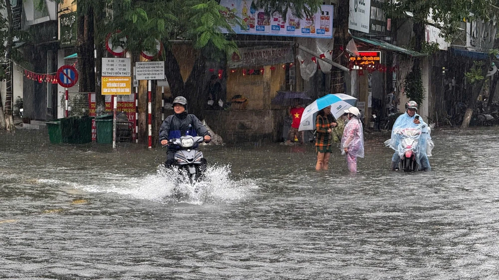 mua-trang-troi-trung-tam-quang-ngai-chim-sau-trong-nuoc (6).jpg