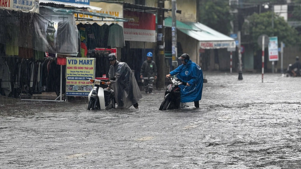 mua-trang-troi-trung-tam-quang-ngai-chim-sau-trong-nuoc (8).jpg