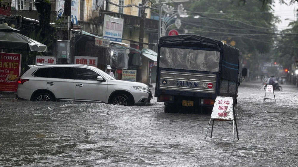 mua-trang-troi-trung-tam-quang-ngai-chim-sau-trong-nuoc (9).jpg