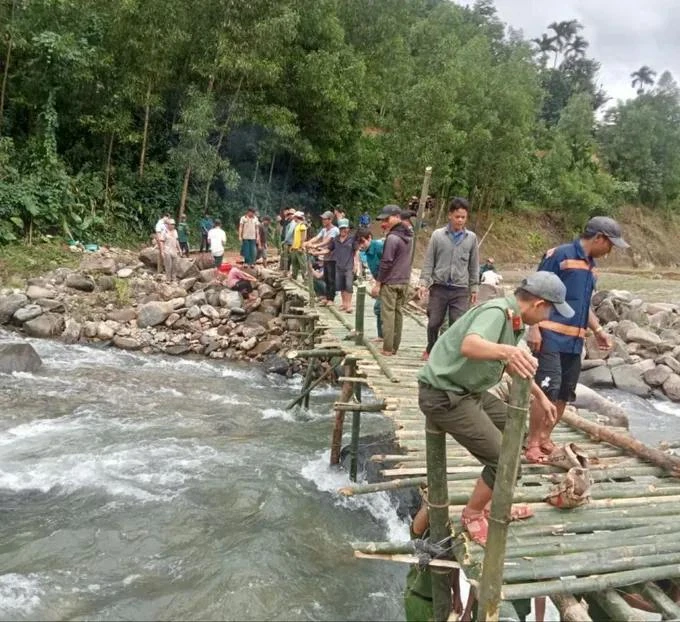 nguoi-dan-quang-ngai-dung-cau-tre-mo-duong-lo-o-vuot-qua-lu-du- (1).jpg