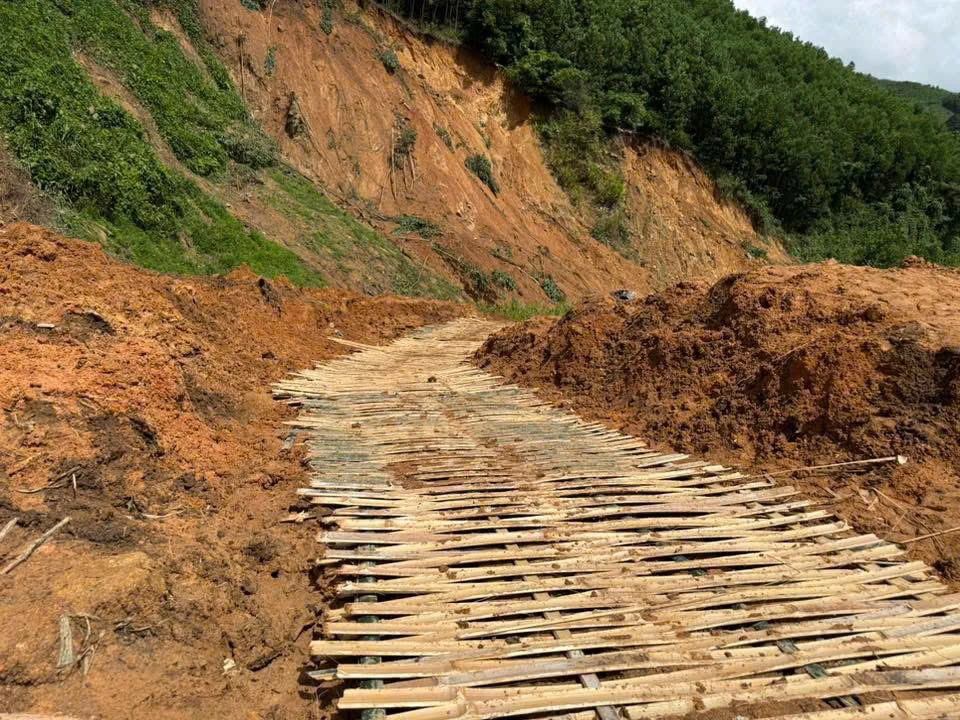 nguoi-dan-quang-ngai-dung-cau-tre-mo-duong-lo-o-vuot-qua-lu-du- (1).jpg