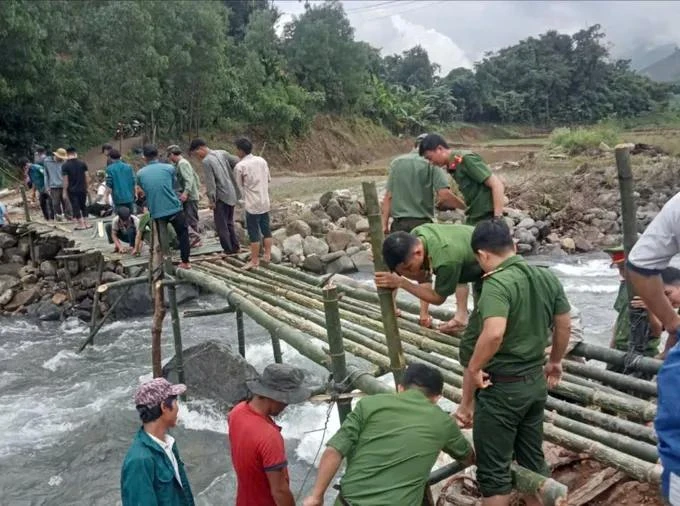 nguoi-dan-quang-ngai-dung-cau-tre-mo-duong-lo-o-vuot-qua-lu-du- (2).jpg