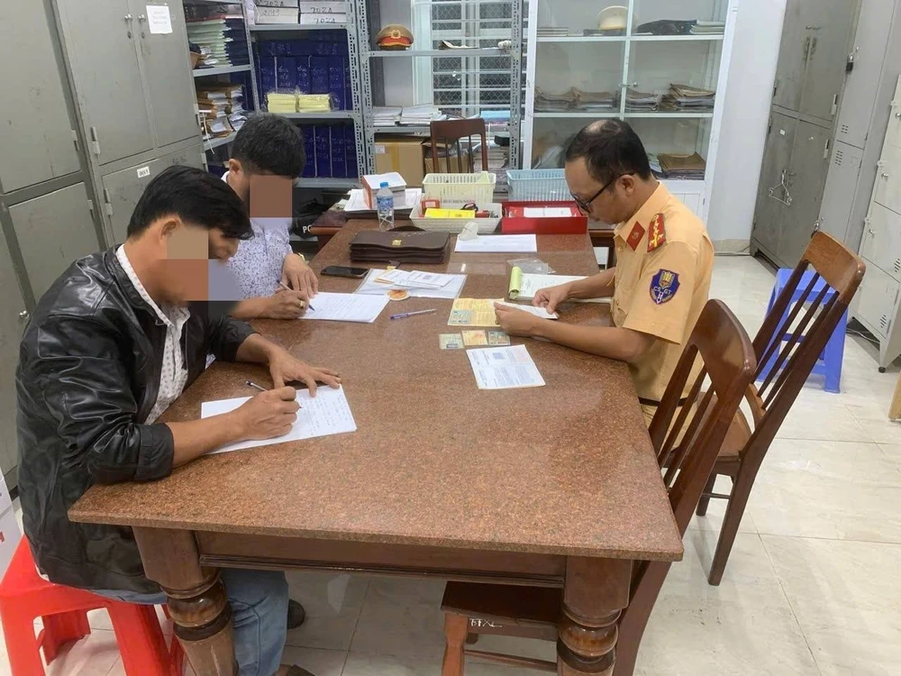 xe-dau-keo-roi-hang-chuc-coc-be-tong-giua-vong-xoay (1).jpg