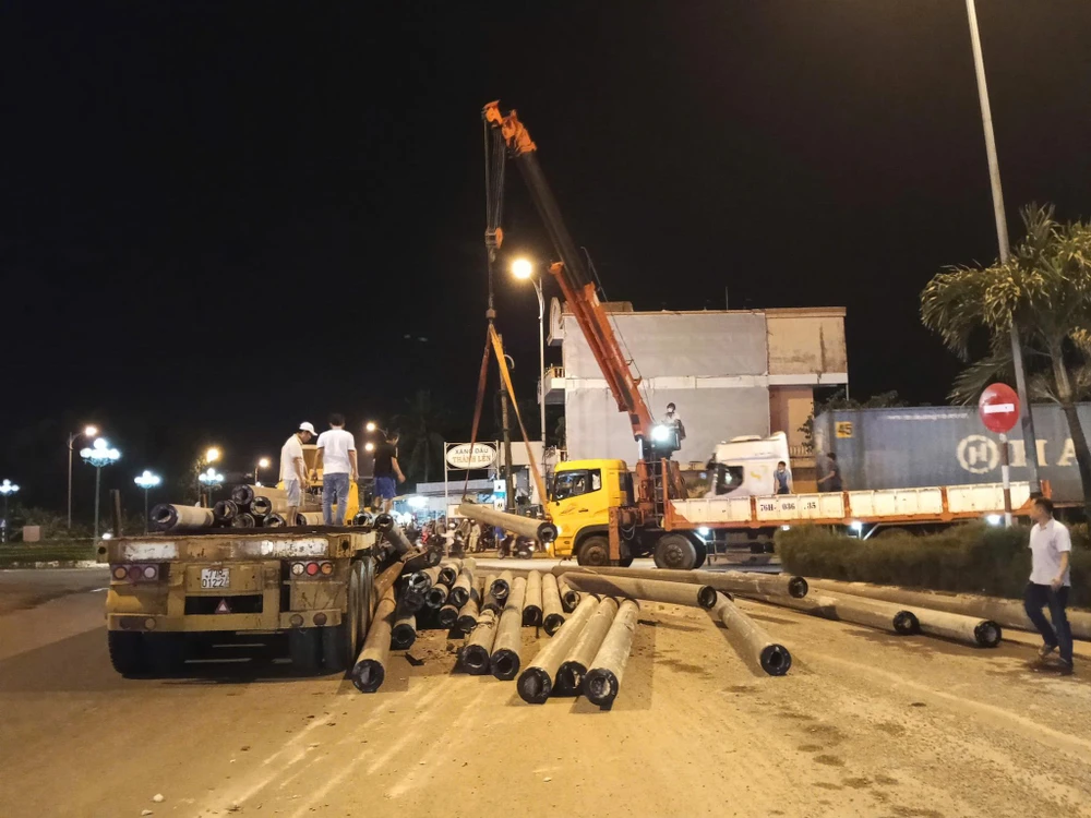 xe-dau-keo-roi-hang-chuc-coc-be-tong-giua-vong-xoay (2).jpg