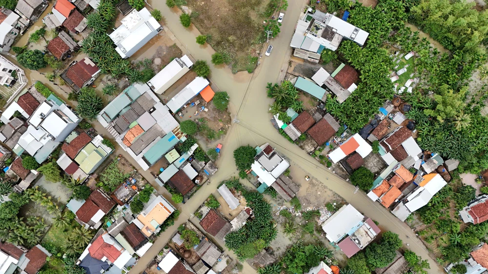 Kiệt sức vì mưa lũ thất thường, loay hoay một tuần 3 lần dọn lũ