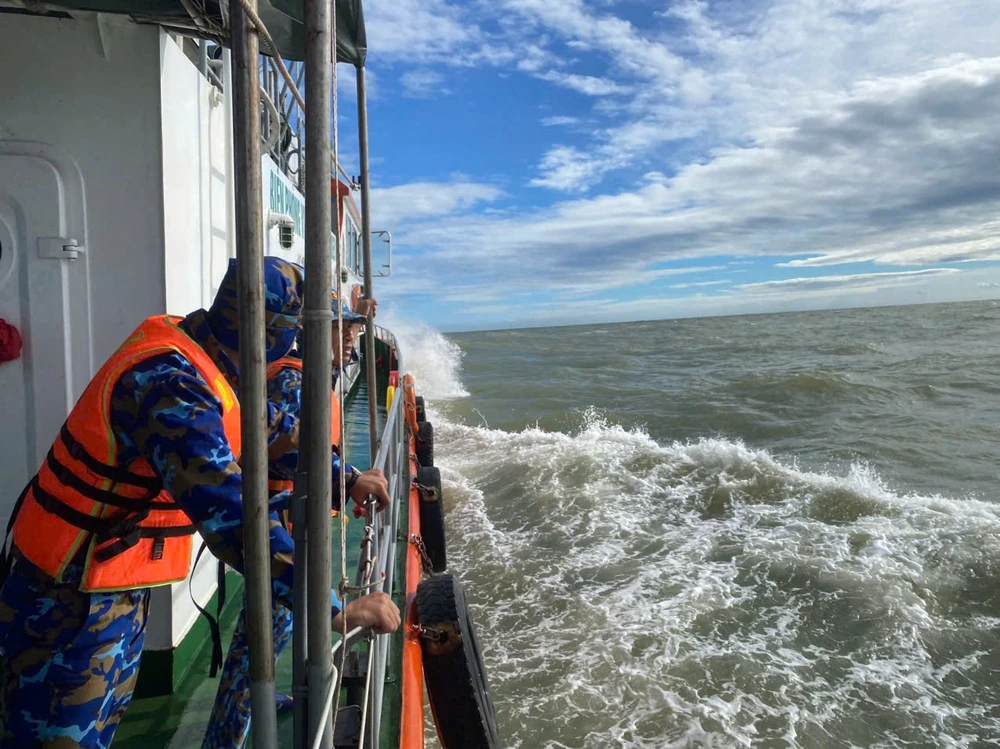 khen-thuong-nhieu-nguoi-gop-suc-tim-kiem-cuu-nan-3-nguoi-o-ly-son-bi-troi-trong-bao- (2).jpg