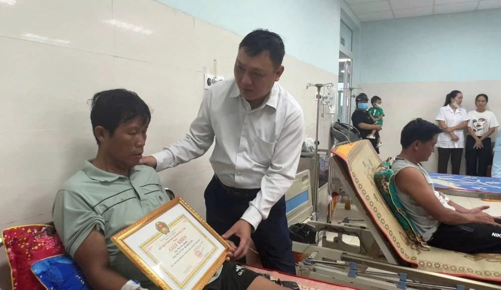 khen-thuong-nhieu-nguoi-gop-suc-tim-kiem-cuu-nan-3-nguoi-o-ly-son-bi-troi-trong-bao- (3).jpg