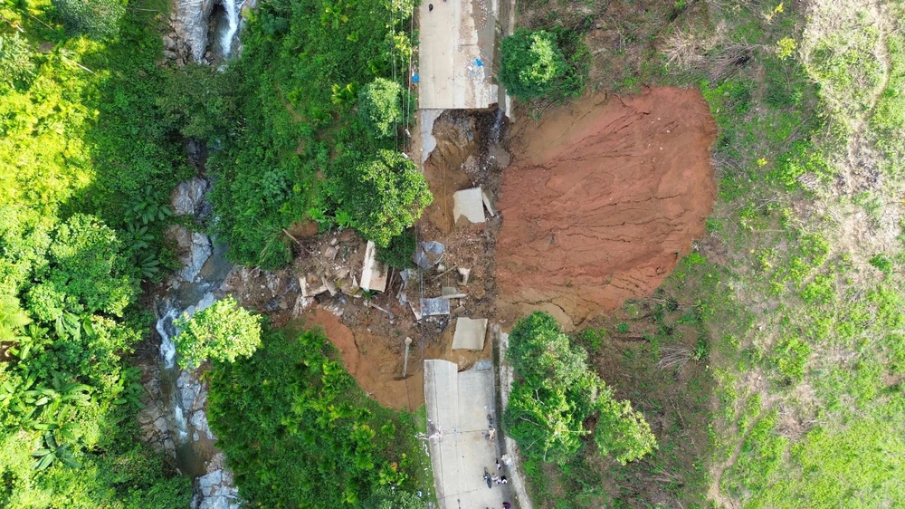 quang-ngai-duong-sat-tao-ho-sau-chia-cat-hoan-toan-dan-chat-vat-dung-rong-rong-chuyen-luong-thuc (12).jpg