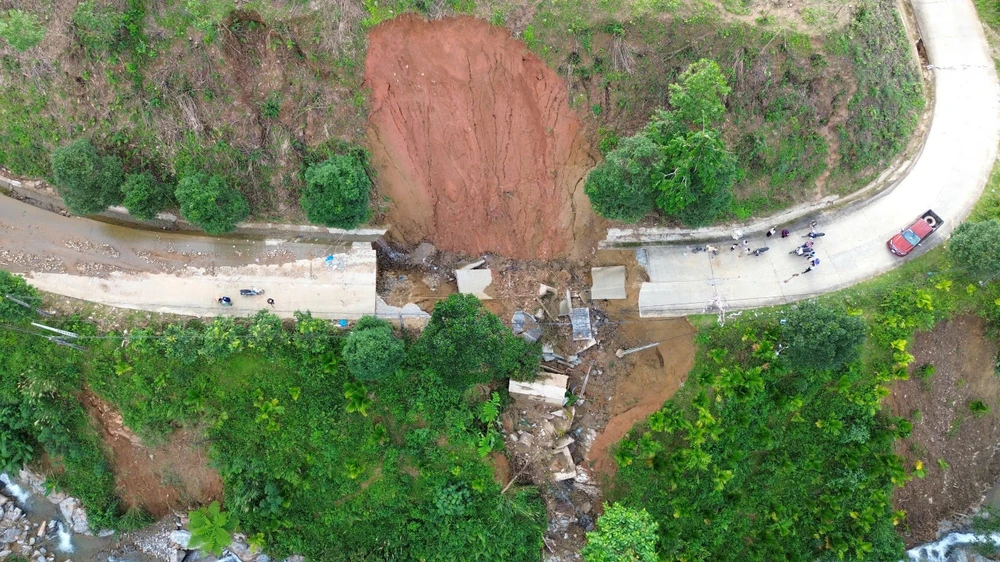 quang-ngai-duong-sat-tao-ho-sau-chia-cat-hoan-toan-dan-chat-vat-dung-rong-rong-chuyen-luong-thuc (14).jpg