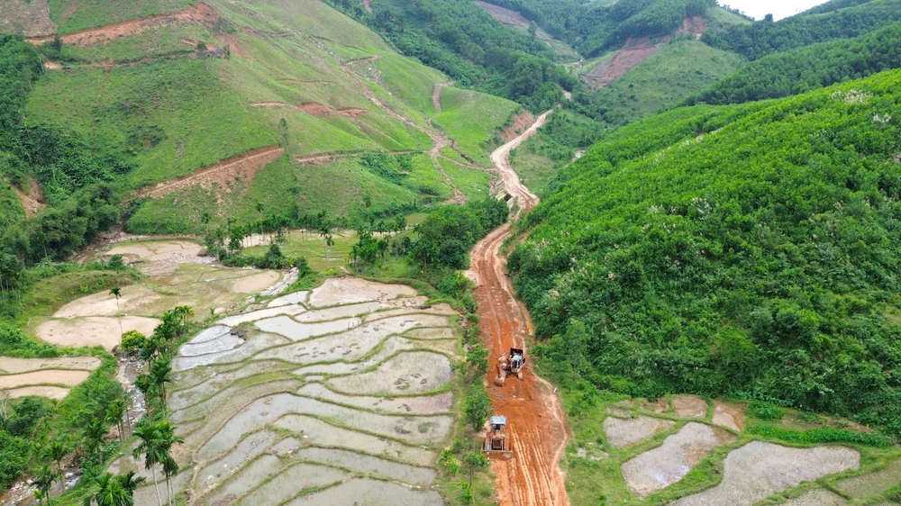 quang-ngai-duong-sat-tao-ho-sau-chia-cat-hoan-toan-dan-chat-vat-dung-rong-rong-chuyen-luong-thuc (16).jpg