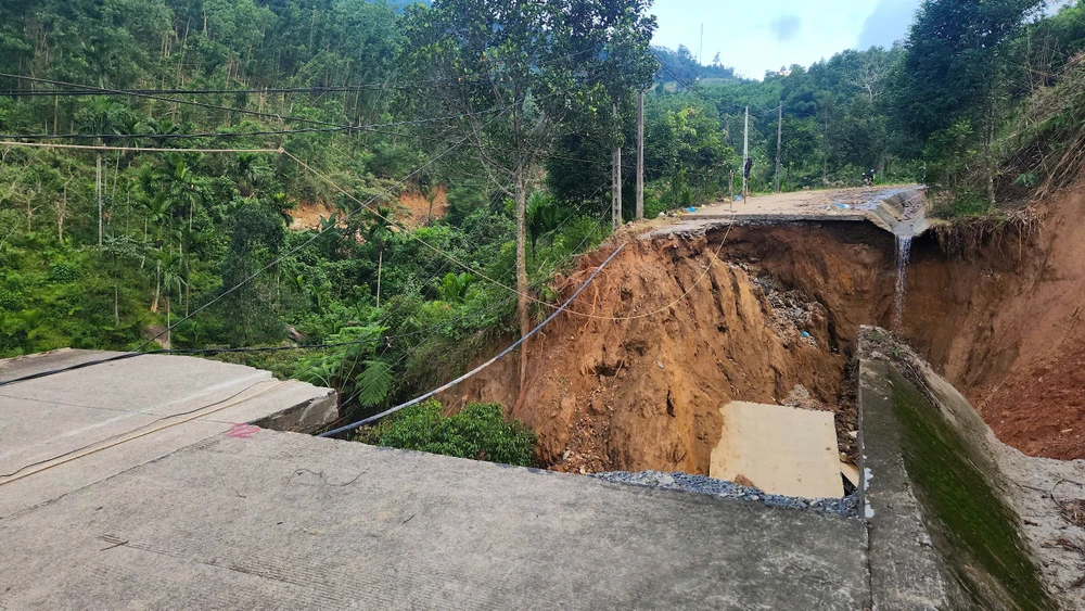 quang-ngai-duong-sat-tao-ho-sau-chia-cat-hoan-toan-dan-chat-vat-dung-rong-rong-chuyen-luong-thuc (17).jpg