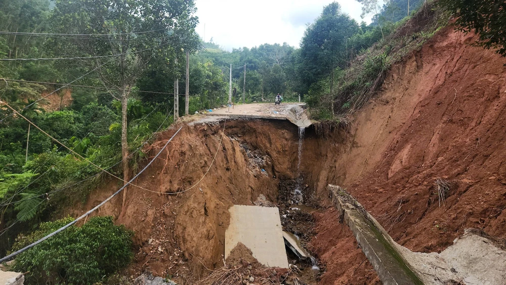 quang-ngai-duong-sat-tao-ho-sau-chia-cat-hoan-toan-dan-chat-vat-dung-rong-rong-chuyen-luong-thuc (2).jpg