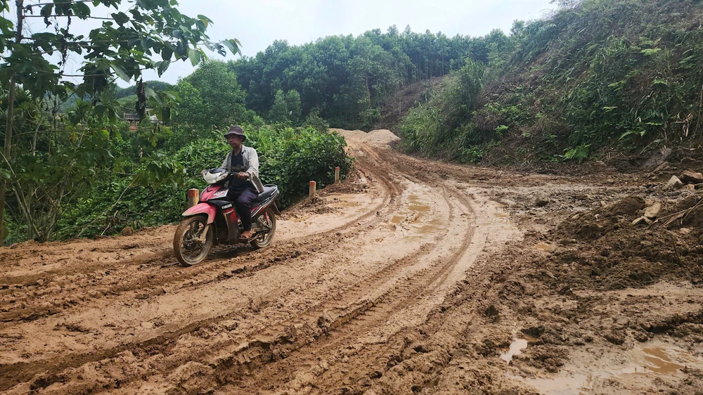 quang-ngai-duong-sat-tao-ho-sau-chia-cat-hoan-toan-dan-chat-vat-dung-rong-rong-chuyen-luong-thuc (3).jpg