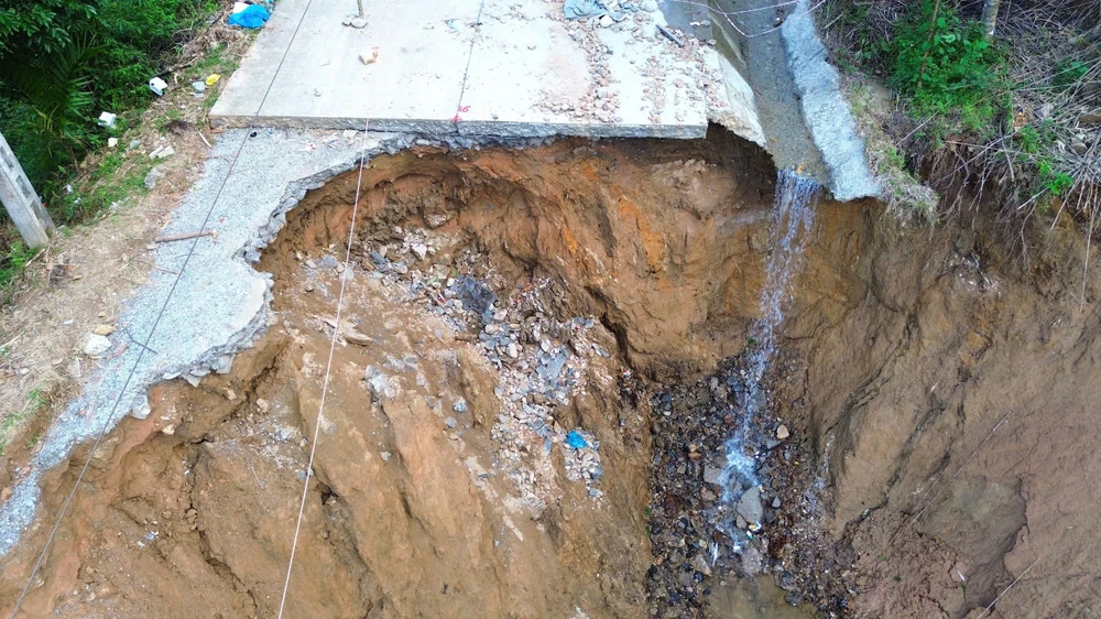 quang-ngai-duong-sat-tao-ho-sau-chia-cat-hoan-toan-dan-chat-vat-dung-rong-rong-chuyen-luong-thuc (4).jpg