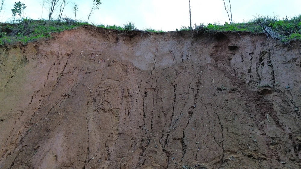 quang-ngai-duong-sat-tao-ho-sau-chia-cat-hoan-toan-dan-chat-vat-dung-rong-rong-chuyen-luong-thuc (6).jpg