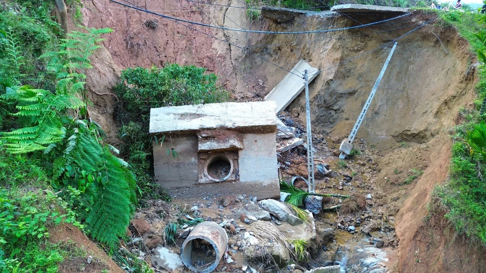 quang-ngai-duong-sat-tao-ho-sau-chia-cat-hoan-toan-dan-chat-vat-dung-rong-rong-chuyen-luong-thuc (9).jpg