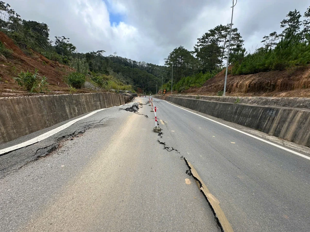 Quốc lộ 24 biến dạng, nứt lớn 100m: Sở Xây dựng Quảng Ngãi vào cuộc khẩn cấp