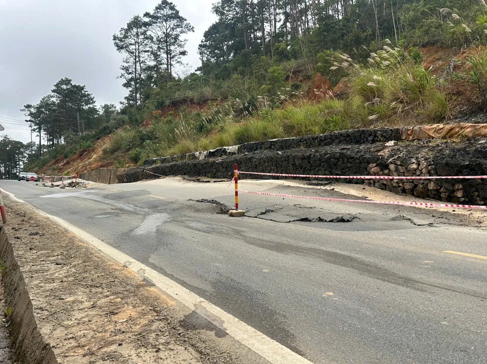 Quốc lộ 24 biến dạng, nứt lớn 100m: Sở Xây dựng Quảng Ngãi vào cuộc khẩn cấp