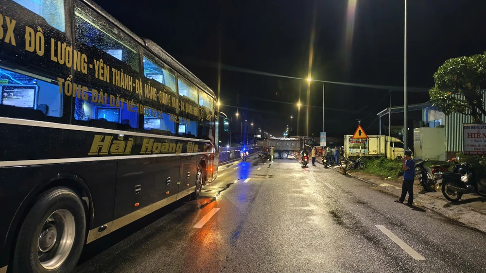 Ùn tắc kéo dài trên Quốc lộ 1 đoạn qua Quảng Ngãi vì tai nạn