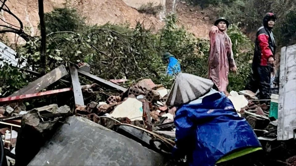 Đất đá ập xuống nhà dân ở Gia Lai, một người không qua khỏi