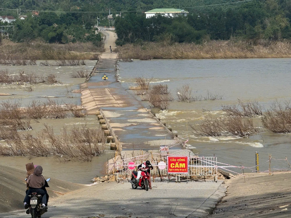 cau-tran-thach-nham-bi-lu-danh-sap-nguoi-dan-vat-va-di-vong-hang-chuc-cay-so (7).jpg