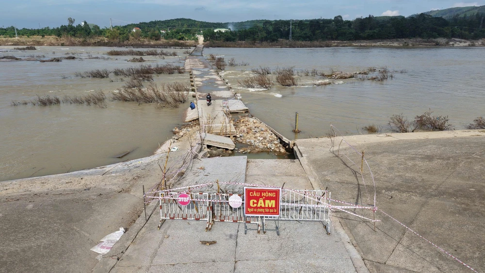 cau-tran-thach-nham-bi-lu-danh-sap-nguoi-dan-vat-va-di-vong-hang-chuc-cay-so (9).jpg