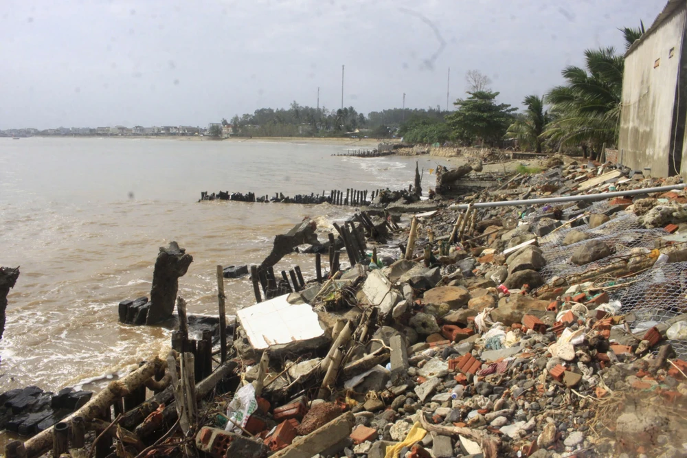 bien-an-sau-vao-lang-30-ho-dan-song-trong-noi-so-bien-nuot-mat-nha- (1).jpg