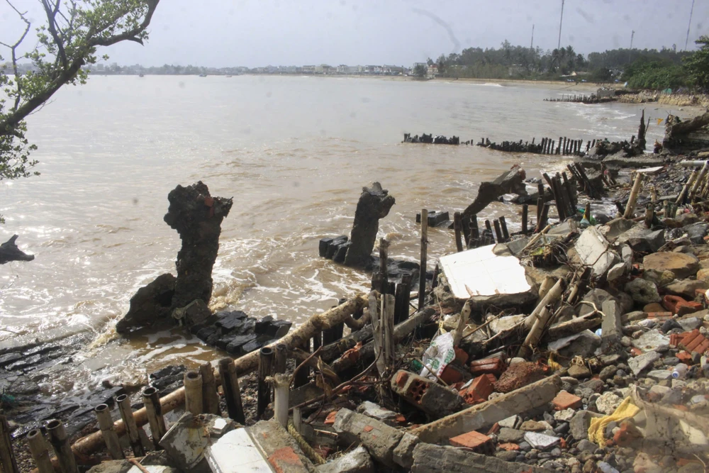 bien-an-sau-vao-lang-30-ho-dan-song-trong-noi-so-bien-nuot-mat-nha- (2).jpg