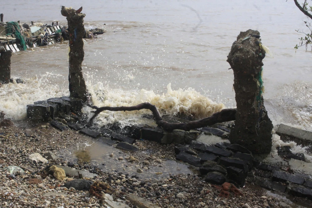 bien-an-sau-vao-lang-30-ho-dan-song-trong-noi-so-bien-nuot-mat-nha- (3).jpg