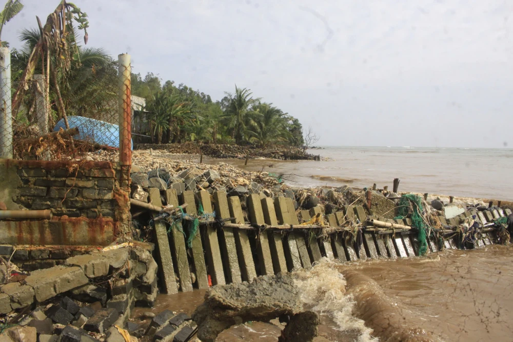 bien-an-sau-vao-lang-30-ho-dan-song-trong-noi-so-bien-nuot-mat-nha- (5).jpg