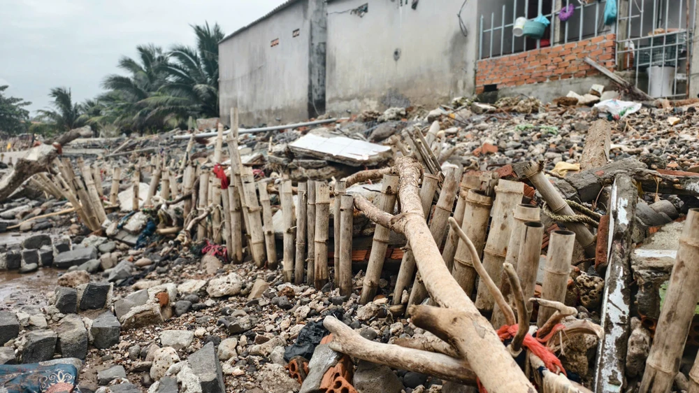 song-bien-doa-nuot-nha-cua-30-ho-o-quang-ngai-chinh-quyen-de-xuat-xay-ke-khan-chua-tai-dinh-cu (5).jpg