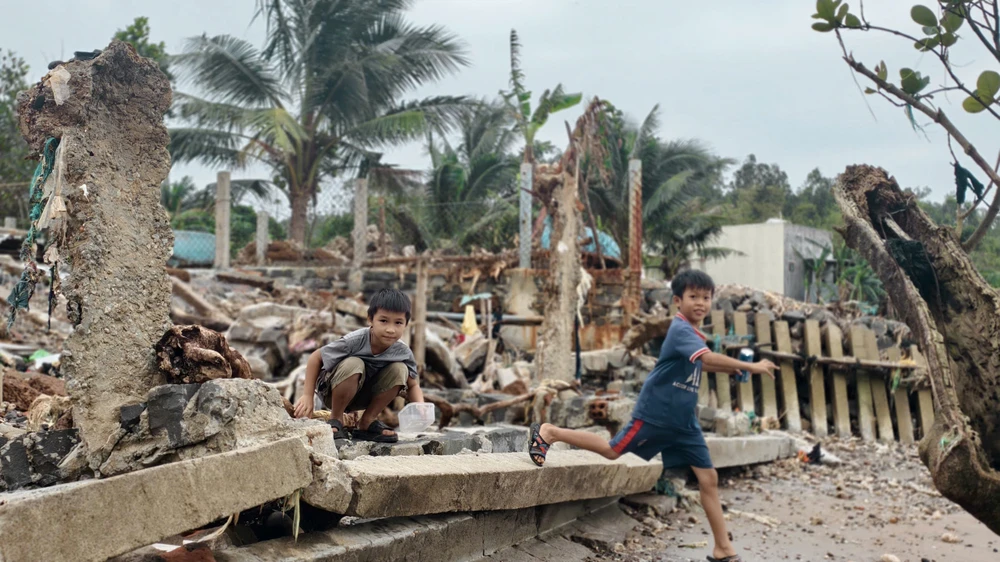 song-bien-doa-nuot-nha-cua-30-ho-o-quang-ngai-chinh-quyen-de-xuat-xay-ke-khan-chua-tai-dinh-cu (7).jpg