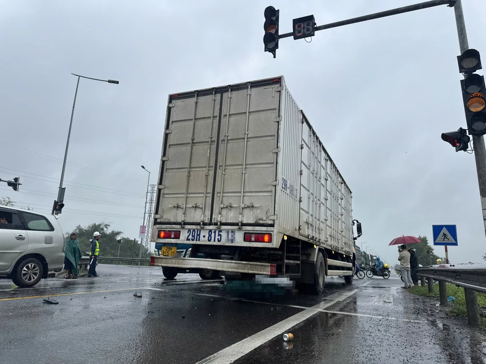 tai-nan-lien-hoan-o-duong-dan-cao-toc-vi-vuot-den-do-2-nguoi-thuong-vong (4).jpg