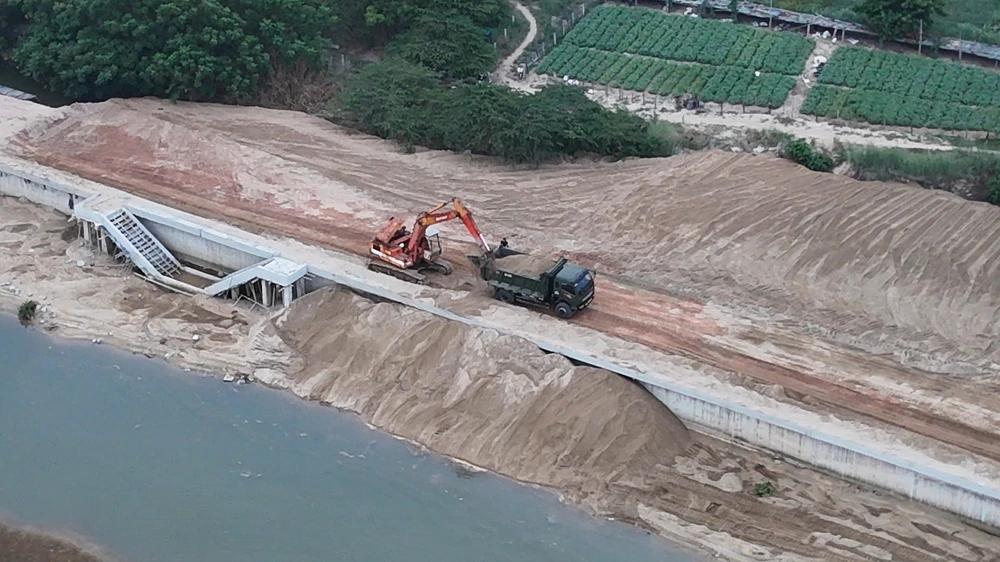 vu-tuong-cat-cong-trinh-ke-o-quang-ngai-ra-ngoai-xa-bao-xe-cho-xa-ban-cong-an-xac-dinh-khai-thac-cat-trai-phep (1).jpg