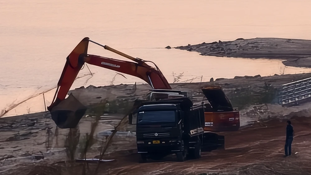 vu-tuong-cat-cong-trinh-ke-o-quang-ngai-ra-ngoai-xa-bao-xe-cho-xa-ban-cong-an-xac-dinh-khai-thac-cat-trai-phep (3).jpg