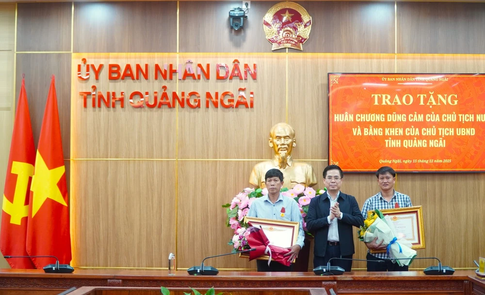 trao-huan-chuong-dung-cam-cho-nguoi-ly-son-lao-ra-bien-cuu-nguoi-roi-mat-tich-trong-bao (1).jpg